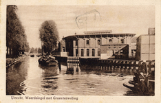 710399 Prentbriefkaart met een foto van de Groenten- en Vruchtenveiling 'Utrecht en Omstreken', [Paardenveld] te ...